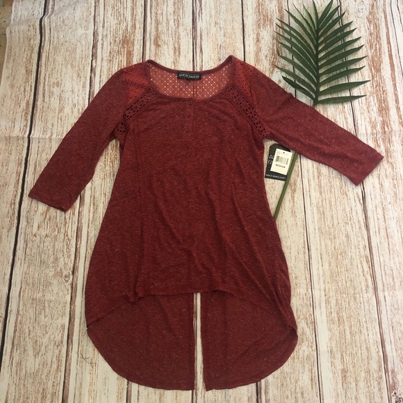 New Almost Famous Top Size Medium Heathered Wine High-Low - Picture 2 of 6